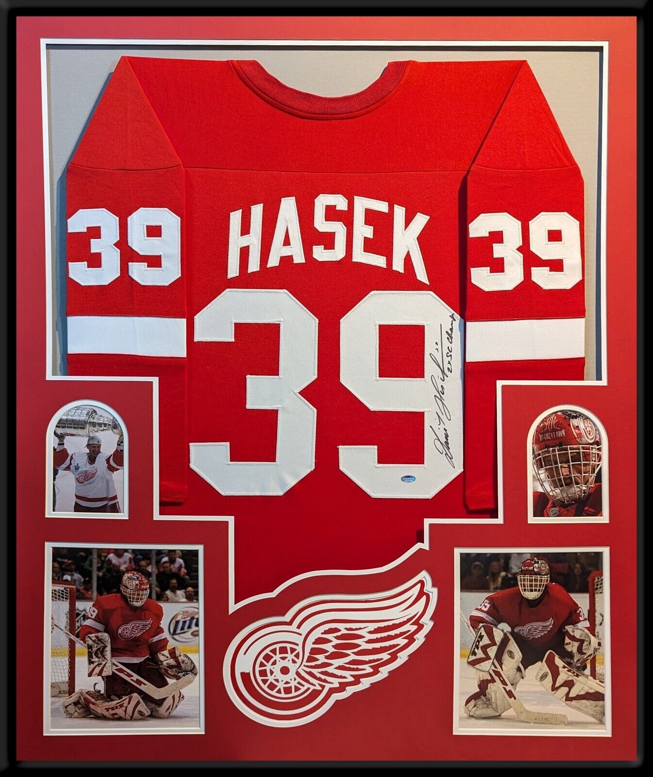 Framed Detroit Red Wings Dominik Hasek Signed And Inscribed Jersey Schwartz Holo