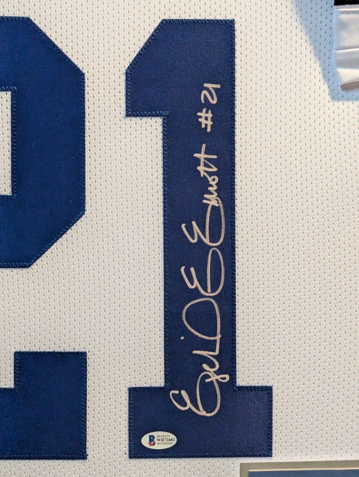 Framed Dallas Cowboys Ezekiel Elliott Autographed Signed Jersey Beckett Coa