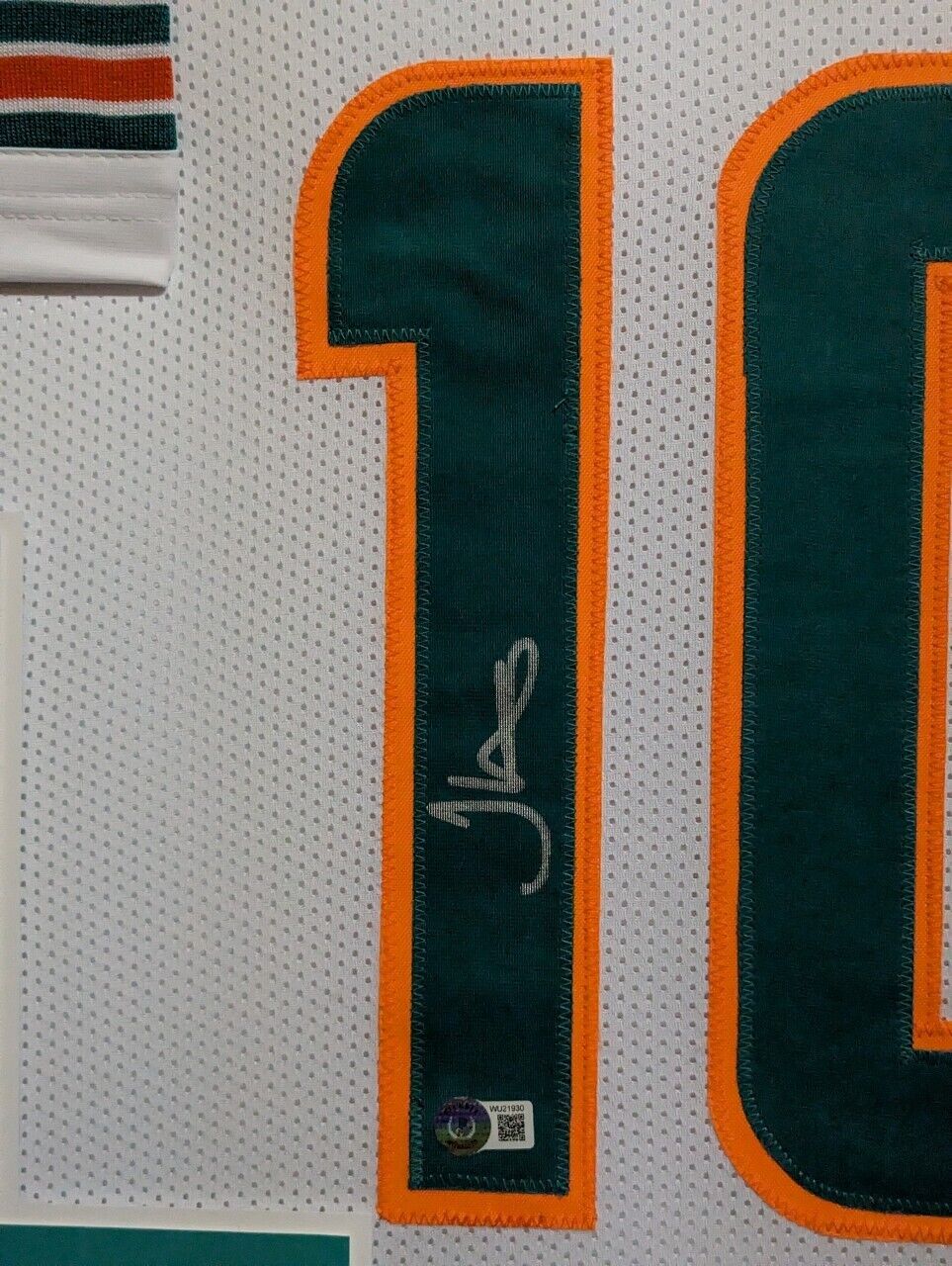 MVP Authentics Framed Miami Dolphins Tyreek Hill Autographed Signed Jersey Beckett Holo 450 sports jersey framing , jersey framing